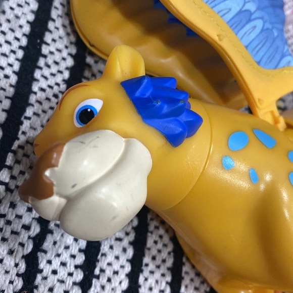 Disney Elena of Avalor SKYLAR Toy - Wings Flap Blue and Yellow Cat Leopard - Picture 3 of 14